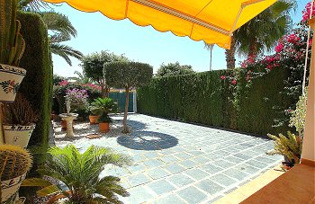 Villa garden and parking 